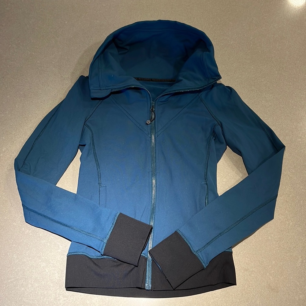 Like-new LULULEMON full-zip lightweight jacket. Perfect for layering - size 4